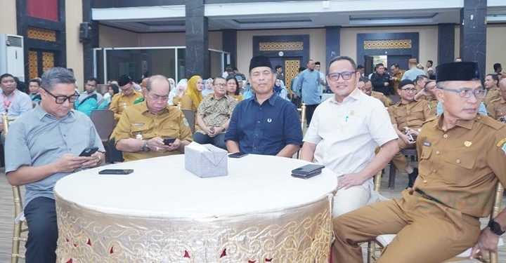 Ketua dan Wakil Ketua DPRD Kota Gorontalo bersama Walikota dan Wakil Walikota serta Sekda Kota Gorontalo, Selasa (18/3/2025). (Foto:Humas Dekot)