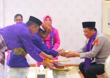 Kapolda Gorontalo Irjen Pol R Eko Wahyu Prasetyo saat disambut secara adat Gorontalo, Kamis (20/3/2025).(Foto Humas Polda)