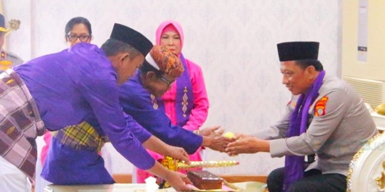 Kapolda Gorontalo Irjen Pol R Eko Wahyu Prasetyo saat disambut secara adat Gorontalo, Kamis (20/3/2025).(Foto Humas Polda)