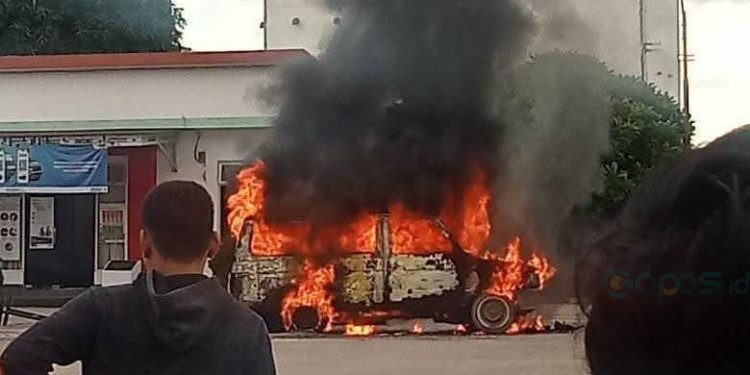 Tangkapan layar kebakaran mobil kijang super di SPBU Molohu, Tolangohula, Kabupaten Gorontalo, Sabtu (15/3/2025).(Istimewa)