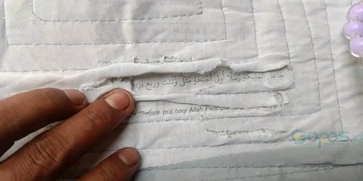 Lembaran kertas berituliskan potongan ayat Alquran yang ditemukan di dalam keset kaki