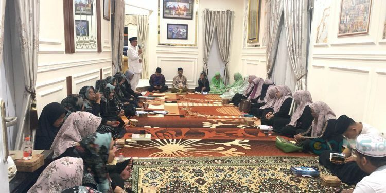 Pelaksanaan khatam quran yang berlangsung di kediaman Ketua DPRD Kota Gorontalo.