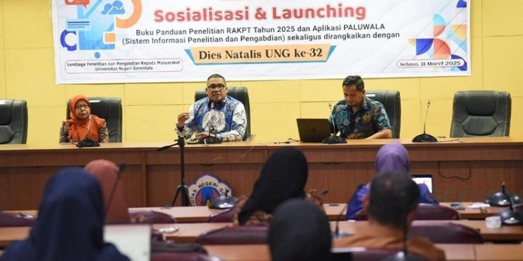 Rektor UNG Eduart Wolok saat peluncuran buku panduan penelitian 2025 berlangsung di Aula Rektorat UNG, Selasa (11/3/2025).(Foto UNG)