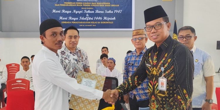 Penyerahan remisi khusus Idulfitri 2025 di Lapas Kelas IIA Gorontalo.(Foto Lapas Gtlo)