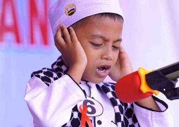 Seorang anak mengikuti lomba azan di pelataran Pantai Tugulufa Kelurahan Tuguwaji, Kota Tidore Kepulauan, Sabtu (5/8/2023).  (Foto:Infopublik.id)