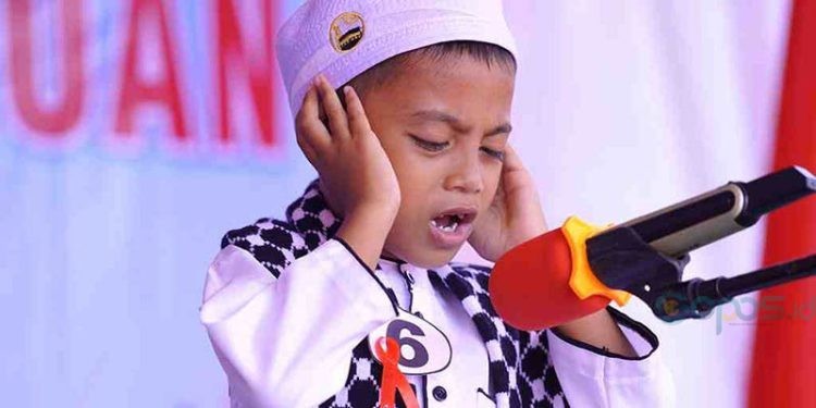Seorang anak mengikuti lomba azan di pelataran Pantai Tugulufa Kelurahan Tuguwaji, Kota Tidore Kepulauan, Sabtu (5/8/2023). (Foto:Infopublik.id)