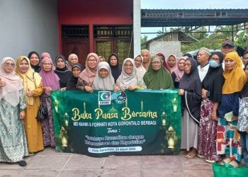 Pengurus MD KAHMI-Forhati Kota Gorontalo berpose bersama usai penyerahan bantuan bagi masyarakat dalam rangka menyemarakkan suasana Ramadan 1446, Ahad (23/3/2025)