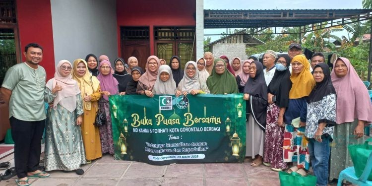 Pengurus MD KAHMI-Forhati Kota Gorontalo berpose bersama usai penyerahan bantuan bagi masyarakat dalam rangka menyemarakkan suasana Ramadan 1446, Ahad (23/3/2025)