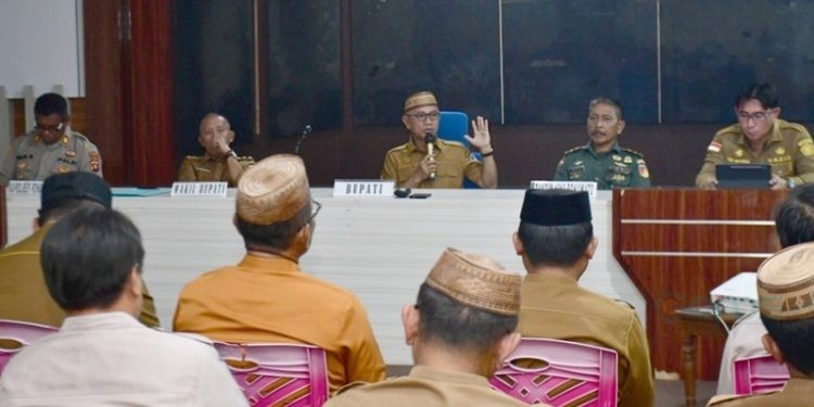 Bupati Pohuwato, Saipul Mbuinga, memberikan sambutan pembentukan komando cegah penyebaran Malaria di Pohuwato, berlangsung di Aula dinas PU Pohuwato, Selasa (04/03/2025) (Razak Humas Pemda Pohuwato)