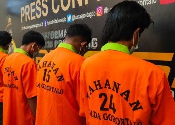 Empat tersangka praktek curang perdagangan barang bersubsidi Minyakita di atas HET saat jumpa pers di Polda Gorontalo, Senin (10/3/2025).(Foto Putra Gopos)