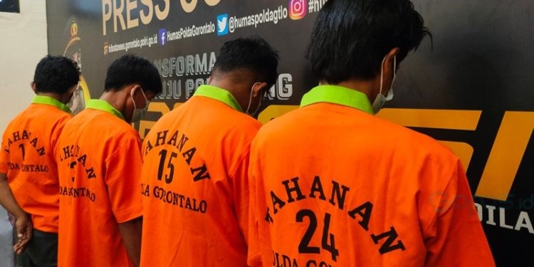 Empat tersangka praktek curang perdagangan barang bersubsidi Minyakita di atas HET saat jumpa pers di Polda Gorontalo, Senin (10/3/2025).(Foto Putra Gopos)