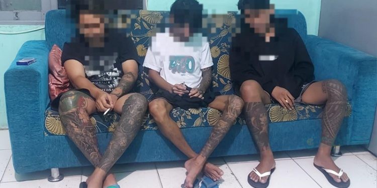 Tiga pemuda yang diamankan di Polresta Gorontalo Kota terkait peredaran narkoba jenis sabu-sabu.(Foto Polresta)