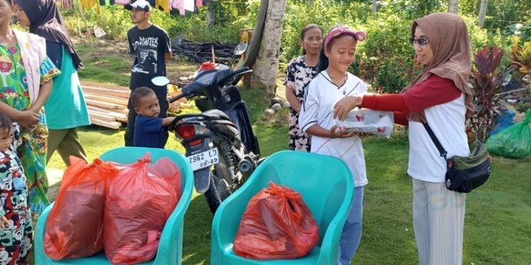 External Affairs Pani Gold Project menyerahkan bantuan berupa sembako, pakaian layak pakai dan seragam sekolah kepada keluarga korban kebakaran rumah.