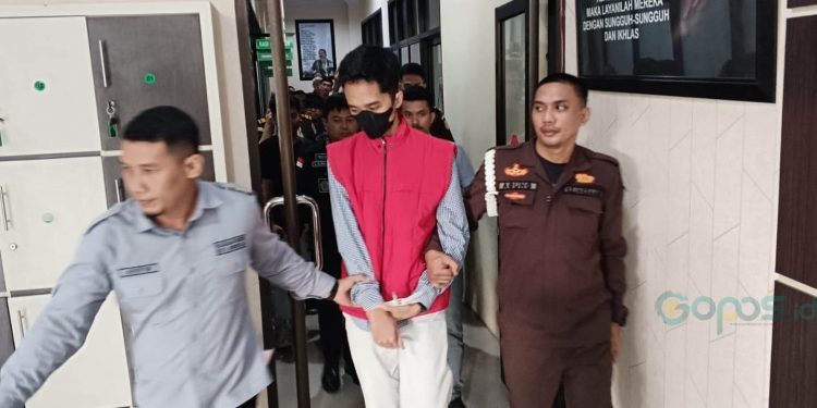 Direktur PT Reski Aflah Jaya Abadi digiring petugas Kejari Kota Gorontlao menuju Lapas Gorontalo.(sari/gopos)