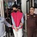 Direktur PT Reski Aflah Jaya Abadi digiring petugas Kejari Kota Gorontlao menuju Lapas Gorontalo.(sari/gopos)