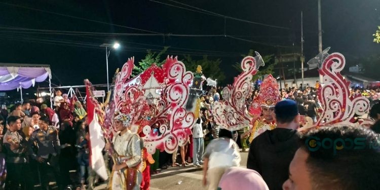 Parade busana yang ditampilkan pada Festival Obor 2025