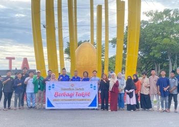 Pembagian takjil di Kawasan Pohon Cinta, Minggu (23/3/2025) (Istimewa)
