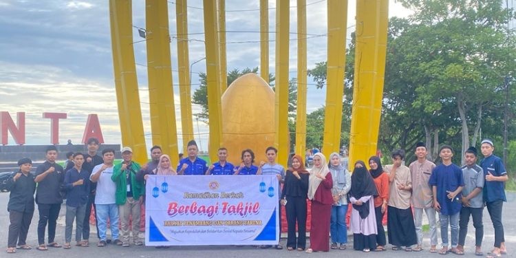Pembagian takjil di Kawasan Pohon Cinta, Minggu (23/3/2025) (Istimewa)