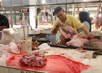 Penjual daging sapi di Pasar Sentral Kota Gorontalo. (foto: Sulis/Mg-Gopos)