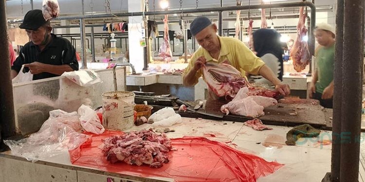 Penjual daging sapi di Pasar Sentral Kota Gorontalo. (foto: Sulis/Mg-Gopos)