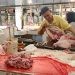 Penjual daging sapi di Pasar Sentral Kota Gorontalo. (foto: Sulis/Mg-Gopos)