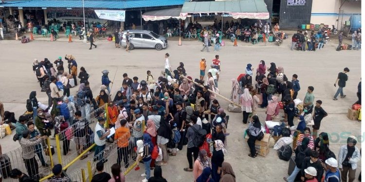 Calon Penumpang KM Sabuk Nusantara antre untuk naik ke atas kapal.