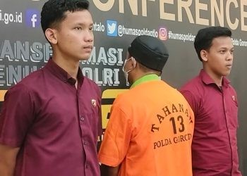 Tersangka UT alias Ucin warga Gorontalo Utara yang diduga menyelewengkan BBM Bersubsidi.(Foto Putra Gopos)