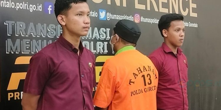Tersangka UT alias Ucin warga Gorontalo Utara yang diduga menyelewengkan BBM Bersubsidi.(Foto Putra Gopos)
