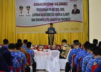 Bupati Pohuwato, Saipul Mbuinga, memberikan sambutan coaching Clinic Penyusunan RPJMD 2025-2030, berlangsung di gedung Panua, Senin (17/03/2024) (Razak Humas Pemda Pohuwato)