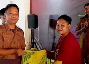 Pembagian paket THR bagi karyawan RSUD Hasri Ainun Habibie, Limboto, Kabupaten Gorontalo.