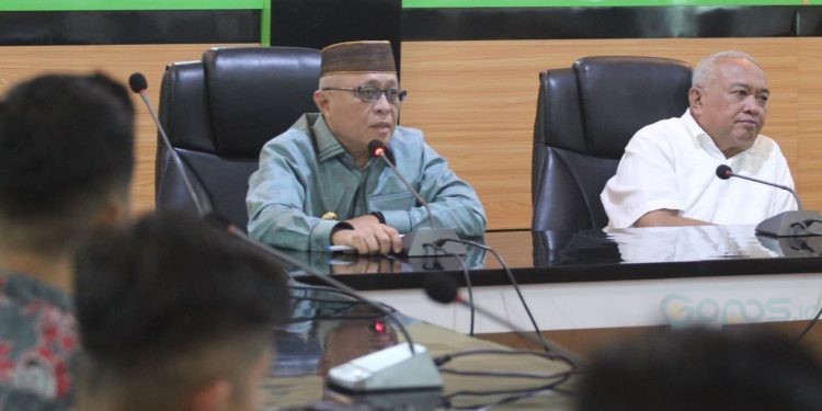 Bupati Gorontalo, Sofyan Puhi (Kiri), Wakil Bupati Gorontalo, Tonny Junus (Kanan) saat memimpin rapat bersama pelaku usaha di Kabupaten Gorontalo, jumat (14/03/25). (Foto: Istimewa)