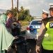 Salah seorang pengendara memasang perlengkapan sepeda motor berupa kaca spion dan plat TNK saat razia tim gabungan Polda Gorontalo dan Polres Gorontalo di jalan GORR, Sabtu (1/3/2025)