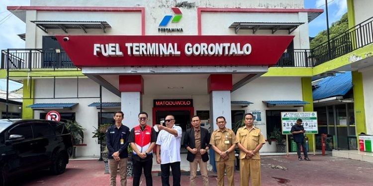 Anggota Komisi XII DPR RI Rusli Habibie (kemeja putih) saat melakukan kunjungan kerja ke IT Gorontalo, Selasa (4/3/2025).