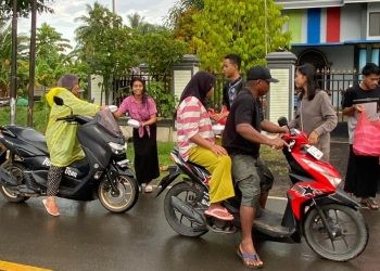 Aksi bagi-bagi takjil oleh siswa-siswi SMA Negeri 1 Randangan yang juga terdiri dari siswa beragama Kristen dan Hindu.(Foto Aas)