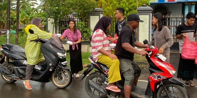 Aksi bagi-bagi takjil oleh siswa-siswi SMA Negeri 1 Randangan yang juga terdiri dari siswa beragama Kristen dan Hindu.(Foto Aas)