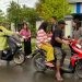 Aksi bagi-bagi takjil oleh siswa-siswi SMA Negeri 1 Randangan yang juga terdiri dari siswa beragama Kristen dan Hindu.(Foto Aas)
