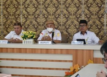 Bupati Pohuwato, Saipul Mbuinga, didampingi ketua DPRD Pohuwato, Beni Nento, dan Inspektur Pohuwato, Muslimin Nento, menghadiri peluncuran IPKD MCP tahun 2025, Rabu (05/03/2025) (Iwan Karim Humas Pemda Pohuwato)