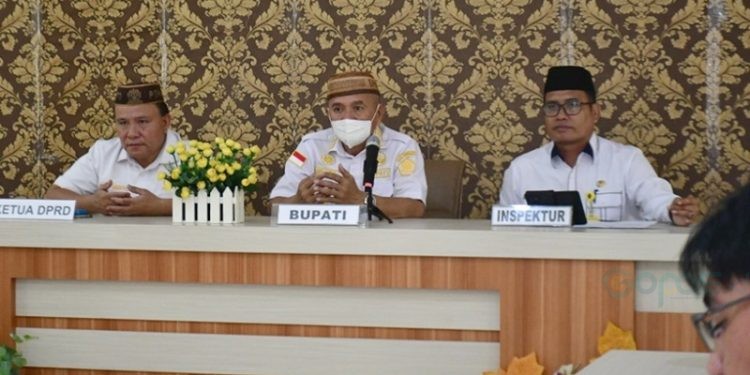 Bupati Pohuwato, Saipul Mbuinga, didampingi ketua DPRD Pohuwato, Beni Nento, dan Inspektur Pohuwato, Muslimin Nento, menghadiri peluncuran IPKD MCP tahun 2025, Rabu (05/03/2025) (Iwan Karim Humas Pemda Pohuwato)