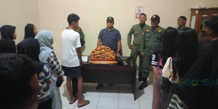 Petugas Satpol PP Pohuwato memberikan pembinaan terhadap 16 remaja yang didapati berduaan di kompleks Blok Plan Marisa