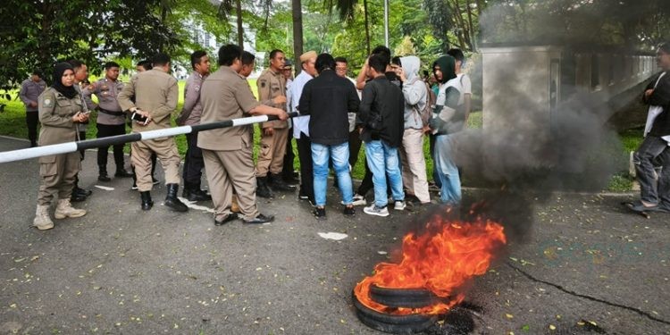 Masyarakat yang tergabung dalam Aliansi Pemuda Suwawa Timur dan Front Pemberantas Korupsi Gorontalo (FPI-G) menggelar aksi unjuk rasa di Kantor Bupati Bone Bolango, Rabu (12/3/2025). (Foto Istimewa)