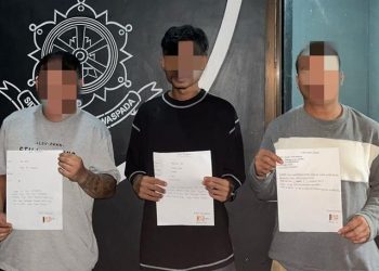 Tiga pemuda terduga tindak pidana perjudian dengan modus taruhan lomba lari usai diberikan pembinaan oleh Polda Gorontalo, Rabu (5/3/2025).(Foto Polda GTLO)