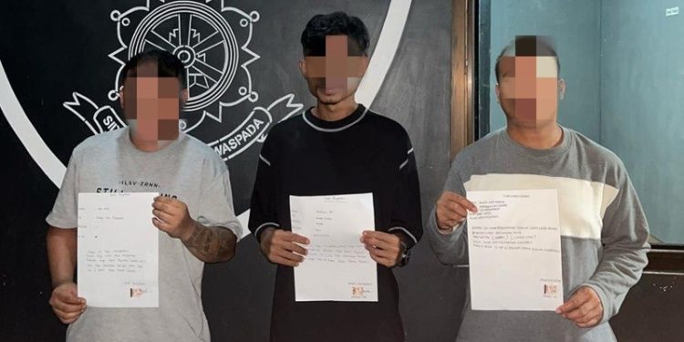 Tiga pemuda terduga tindak pidana perjudian dengan modus taruhan lomba lari usai diberikan pembinaan oleh Polda Gorontalo, Rabu (5/3/2025).(Foto Polda GTLO)