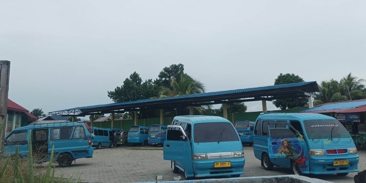 Situasi Termintal Luhu yang masih sepi arus penumpang sepekan menjelang lebaran Idulfitri 1446 H. (Arni-Sulis/Gopos)