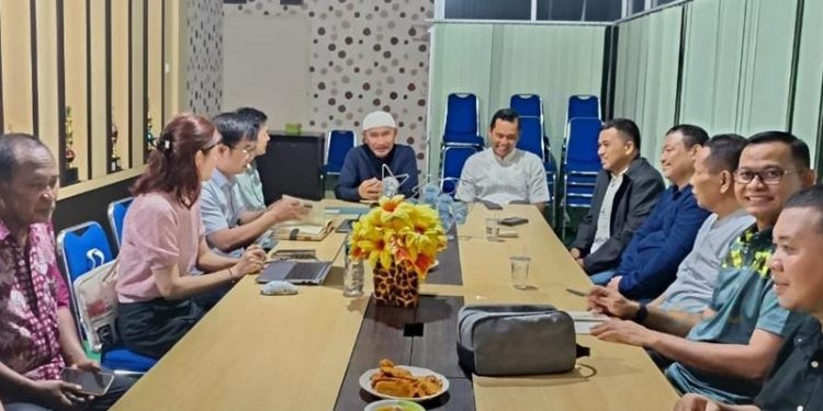 Bupati Pohuwato, Saipul Mbuinga, menerima kunjungan investor asing di Pohuwato, Kamis (14/03/2025) (Iwan Karim Humas Pemda Pohuwato)