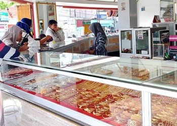 Aktivitas jual beli emas di toko emas yang ada di kompleks Pasar Sentral Kota Gorontalo. (foto: Arni /Mg-Gopos)