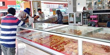 Aktivitas jual beli emas di toko emas yang ada di kompleks Pasar Sentral Kota Gorontalo. (foto: Arni /Mg-Gopos)
