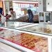 Aktivitas jual beli emas di toko emas yang ada di kompleks Pasar Sentral Kota Gorontalo. (foto: Arni /Mg-Gopos)
