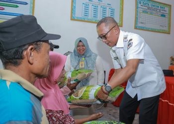 Wakil Bupati Pohuwato Iwan Adam memberikan bantuan kepada petani komoditi padi sawah, Rabu (12/03/2025) (Iwan Karim Humas Pemda Pohuwato)