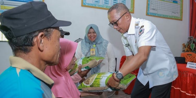 Wakil Bupati Pohuwato Iwan Adam memberikan bantuan kepada petani komoditi padi sawah, Rabu (12/03/2025) (Iwan Karim Humas Pemda Pohuwato)