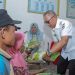 Wakil Bupati Pohuwato Iwan Adam memberikan bantuan kepada petani komoditi padi sawah, Rabu (12/03/2025) (Iwan Karim Humas Pemda Pohuwato)